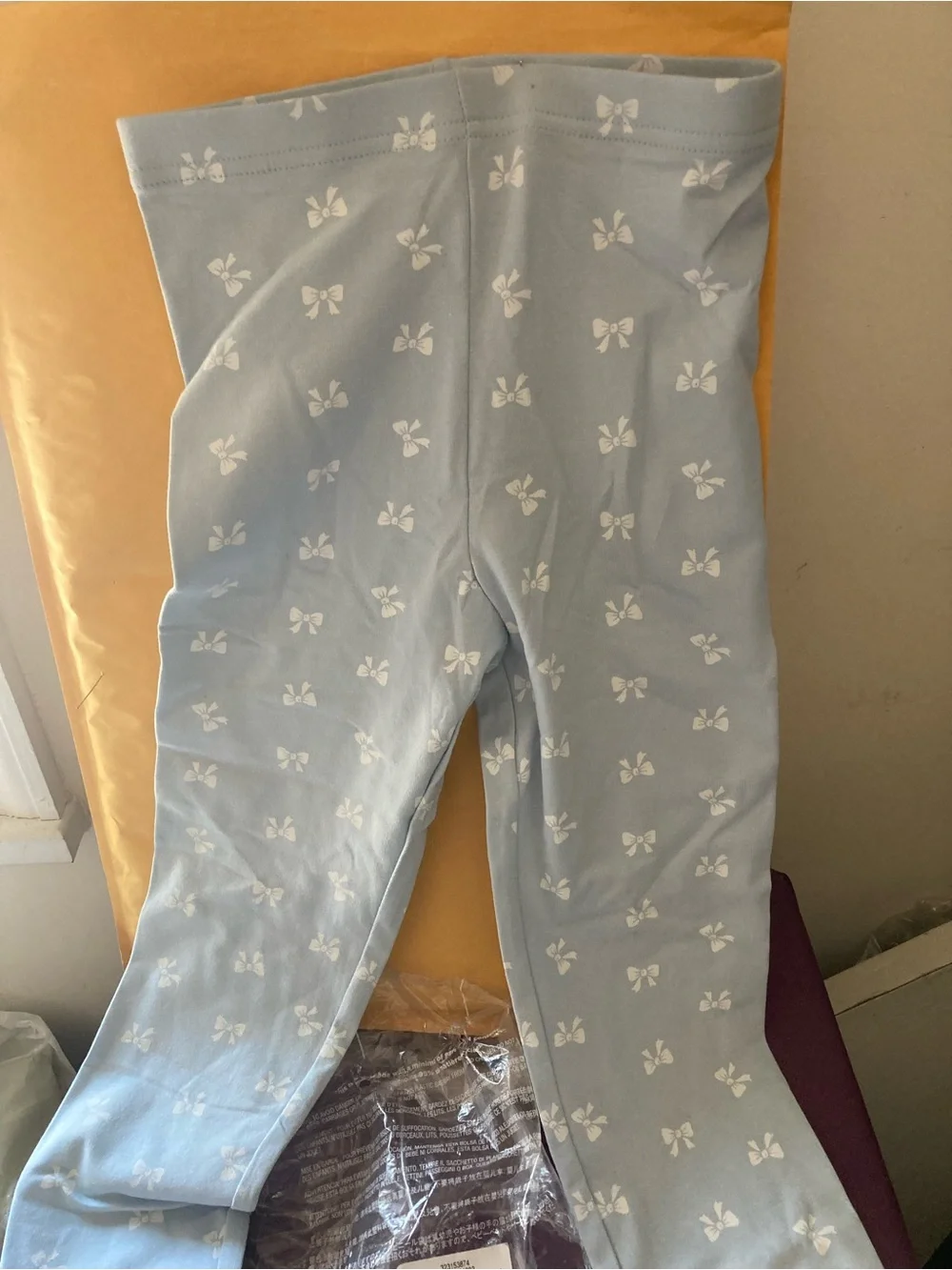 5 pairs of Old Navy Light Blue Leggings with White Bow Print size Medium/8